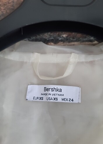 13-14 Yaş Beden beyaz Renk BERSHKA YAĞMURLUK