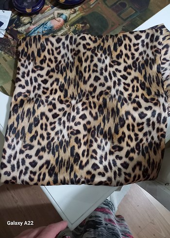 Beden Leopar halı 4 saten kırlent var