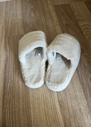 LC Waikiki Beyaz Tüylü Kadın Ev Terliği