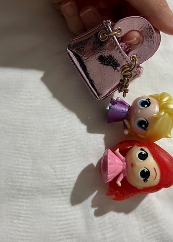Parlak Pembe Mini Çanta ve Bebek Figürleri
