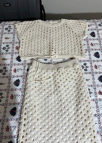 Beyaz Nakışlı Kısa Örgü Kadın Bikini Üstü Takım