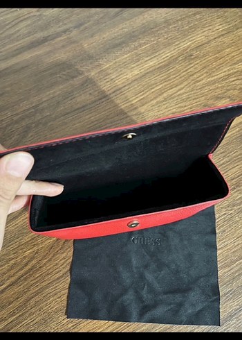 Kırmızı Deri Guess Kadın gözlük kılıfı - Görsel 2