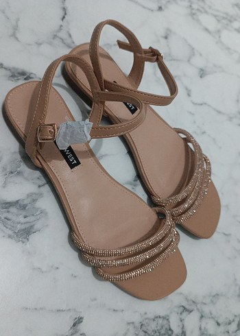 Nine West Bej Kadın Dolgu Topuklu Tokalı Sandalet