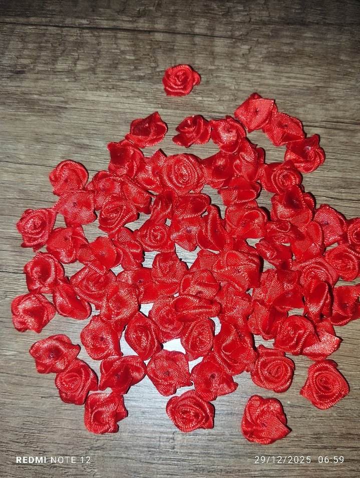 Kırmızı Minik Çiçek - Görsel 2