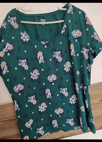 Çiçek desenli tshirt