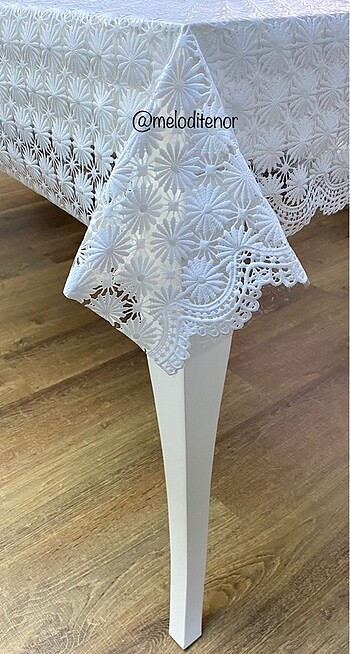 100*130 cm Şeffaf Üzerine Beyaz Dantel Çiçekli PVC Muşamba Basa 