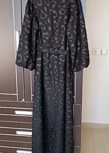 Kürk Detaylı Siyah Yılan Desenli Uzun Elbise