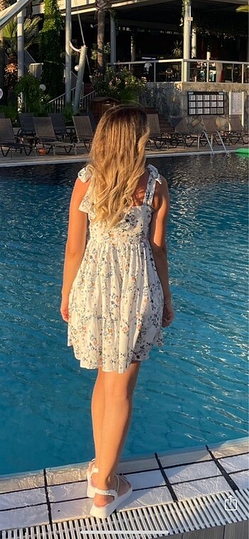 Trendyol & Milla Beyaz çiçekli mini elbise