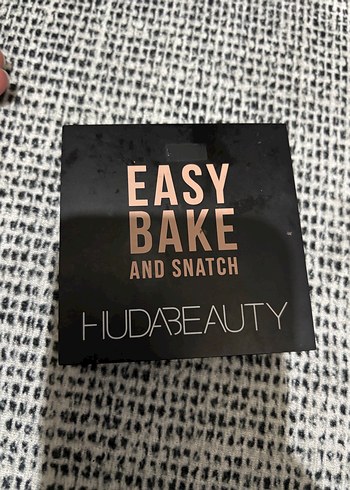 Huda Beauty Easy Bake Pudra - Koyu Bej - Görsel 2