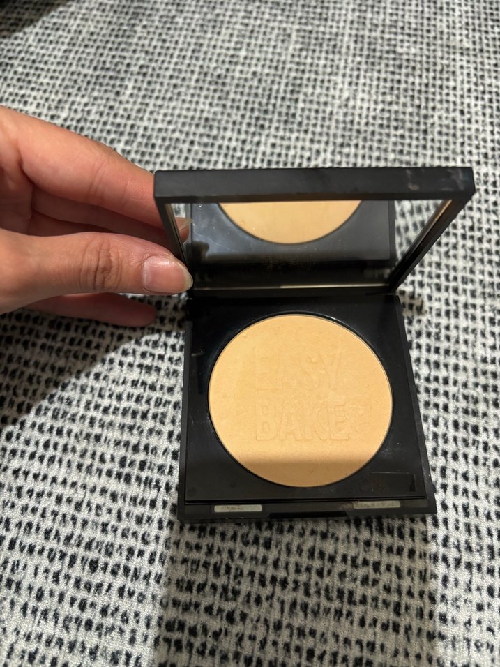 Huda Beauty Easy Bake Pudra - Koyu Bej - Görsel 3