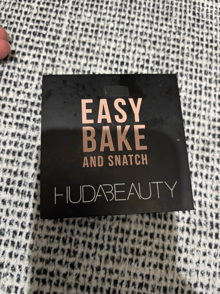 Huda Beauty Easy Bake Pudra - Koyu Bej - Görsel 2