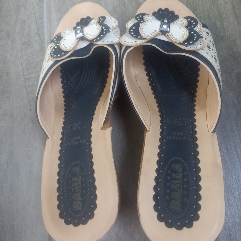 Fiyonklu krem Desenli Kadın Terlik - Görsel 2