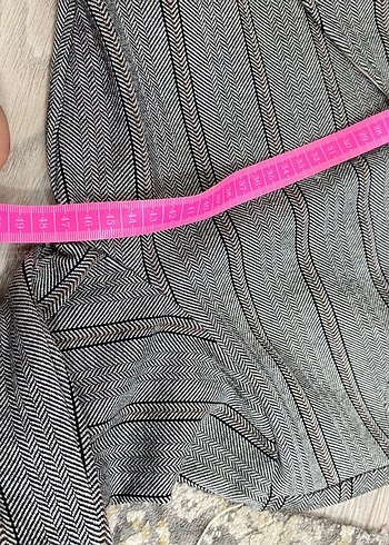 Gri Çizgili V Yaka Kemerli Mini Elbise - Görsel 4