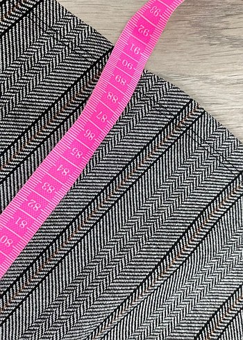 Gri Çizgili V Yaka Kemerli Mini Elbise - Görsel 5