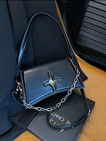 Zara zincir detaylı siyah askılı çanta suni deri