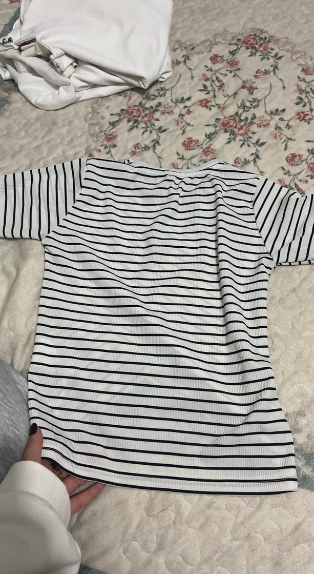 Kız Çocuk Beyaz Çizgili Fırfırlı Tişört - Görsel 3