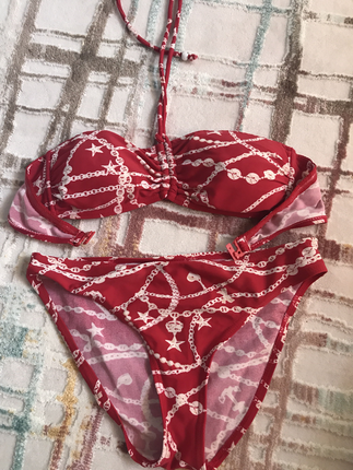 Kirmizi bikini