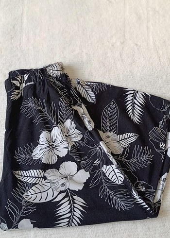 Siyah Çiçek Desenli Salaş Midi Kumaş Pantolon