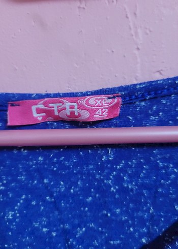 Mavi Çizgili V Yakalı Kadın Tişört - Görsel 3