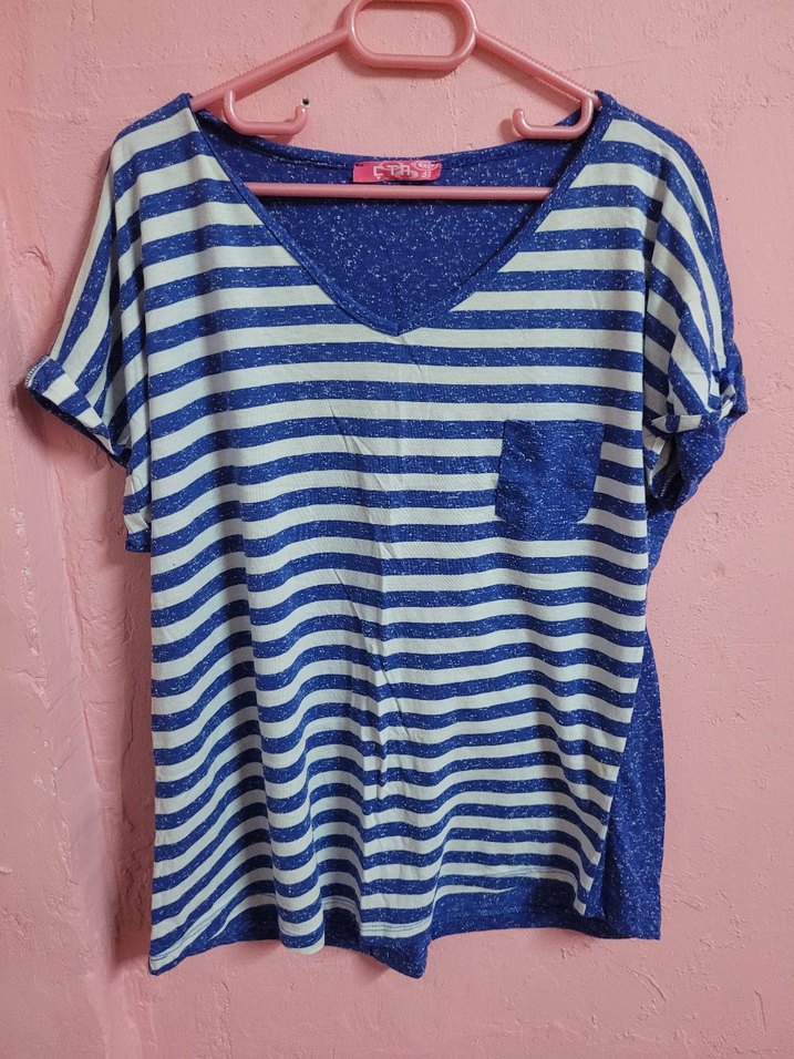 Mavi Çizgili V Yakalı Kadın Tişört - Görsel 2
