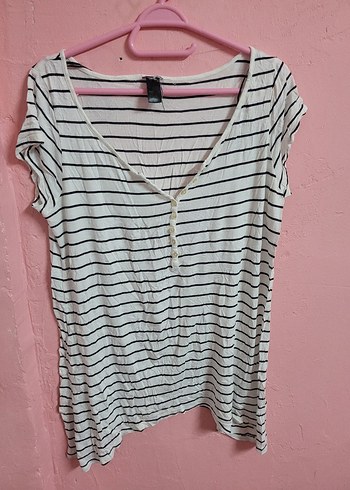 Düğmeli Beyaz Çizgili Kadın Tişört - Görsel 2