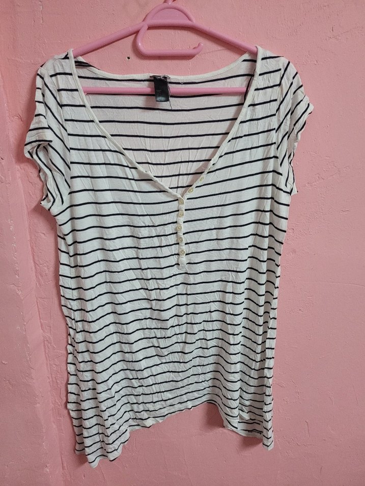 Düğmeli Beyaz Çizgili Kadın Tişört - Görsel 2