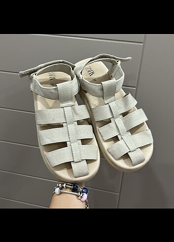 37 Beden Zara sandalet 37 38 olur 