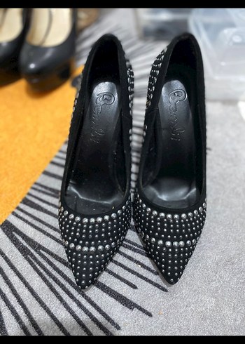 Boncuk Detaylı Siyah Stiletto Topuklu Ayakkabı - Görsel 2