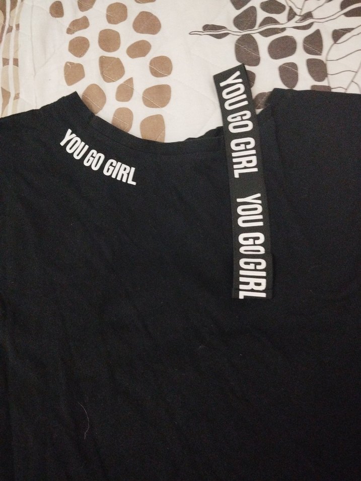 Siyah V Yaka Kız Tişörtü - Görsel 2