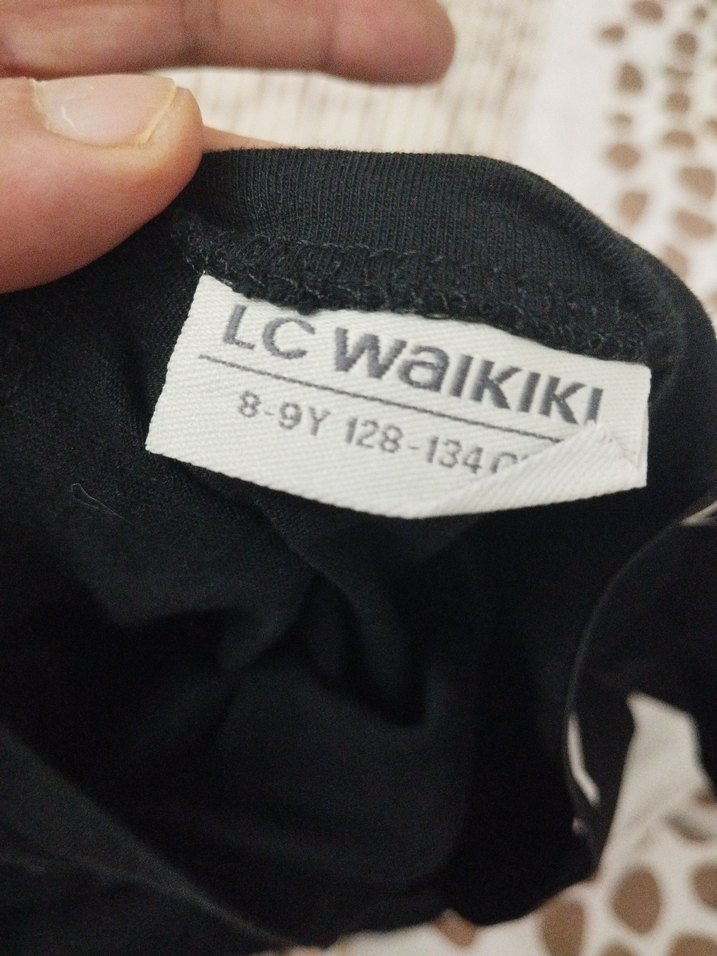 Siyah V Yaka Kız Tişörtü - Görsel 3