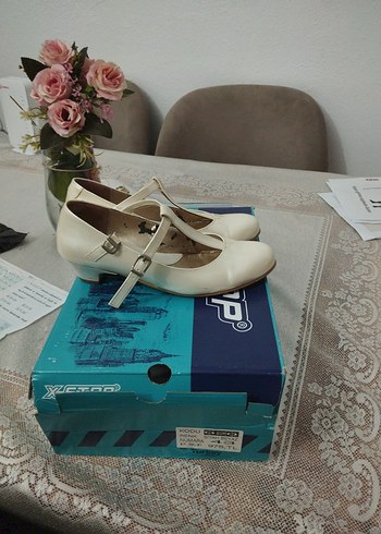 Kız Çocuk Beyaz Klasik Tokalı Ayakkabı - Görsel 2