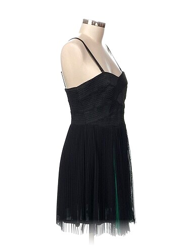 Guess Guess Kısa Elbise %70 İndirimli.