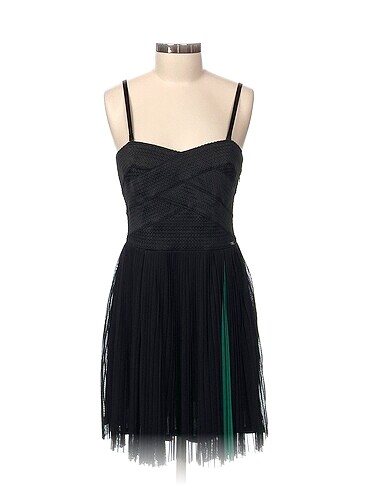Guess Kısa Elbise %70 İndirimli.