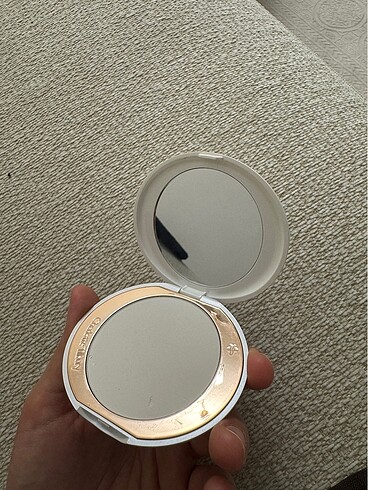 Huda Beauty Charlotte tilbury air brush brightening flawless finish fair med