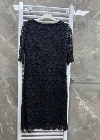 Siyah dantelli, kolyeli olan astarlı midi elbise - Görsel 2