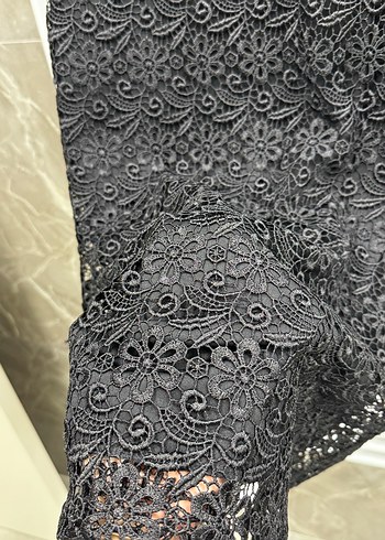 Siyah dantelli, kolyeli olan astarlı midi elbise - Görsel 3