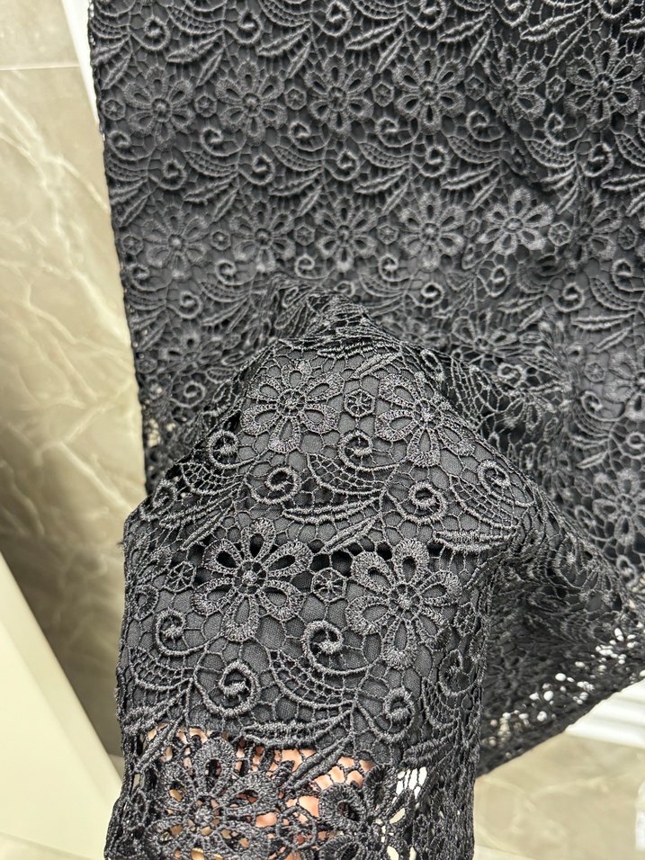 Siyah dantelli, kolyeli olan astarlı midi elbise - Görsel 3