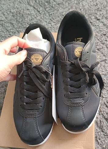 Siyah Hummel spor ayakkabı etiketli