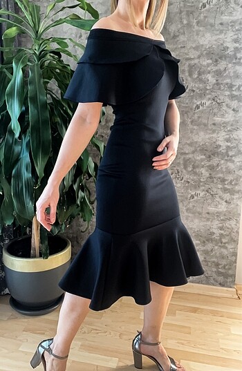 Dalgıç kumaş volanlı siyah midi elbise
