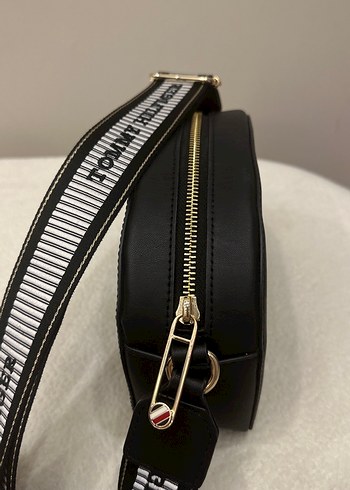 Tommy Hilfiger Tommy Hilfiger Siyah Deri Kadın Çapraz Çanta