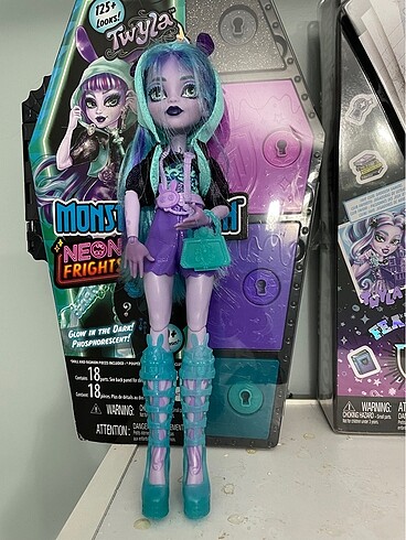 Monster High Twyla Neon Frights
