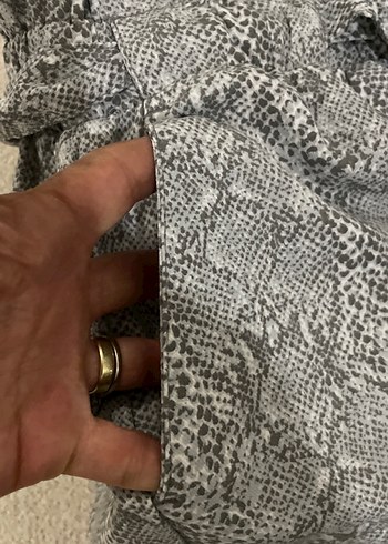 Gri Yılan Desenli Kemerli Kadın Mini Şort - Görsel 8