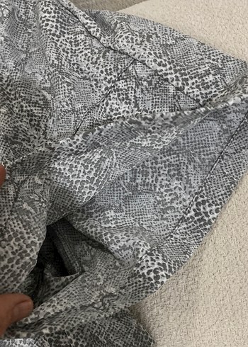 Gri Yılan Desenli Kemerli Kadın Mini Şort - Görsel 10