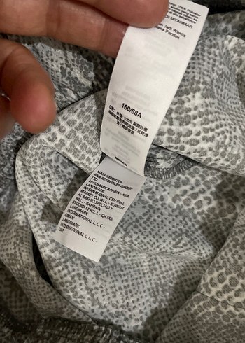 Gri Yılan Desenli Kemerli Kadın Mini Şort - Görsel 6