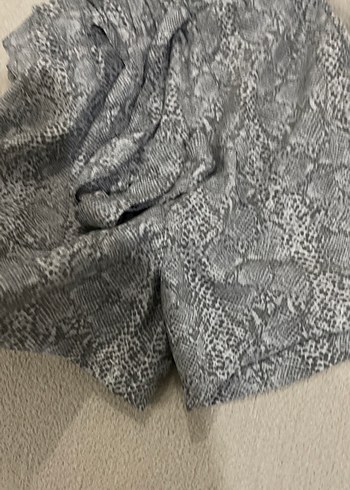 Gri Yılan Desenli Kemerli Kadın Mini Şort - Görsel 11