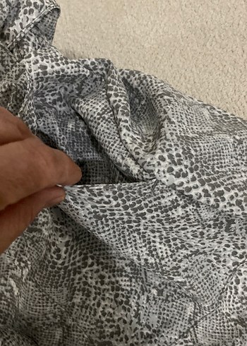 Gri Yılan Desenli Kemerli Kadın Mini Şort - Görsel 9