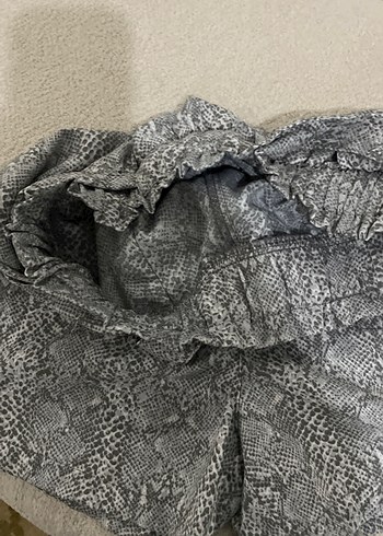 Gri Yılan Desenli Kemerli Kadın Mini Şort - Görsel 4