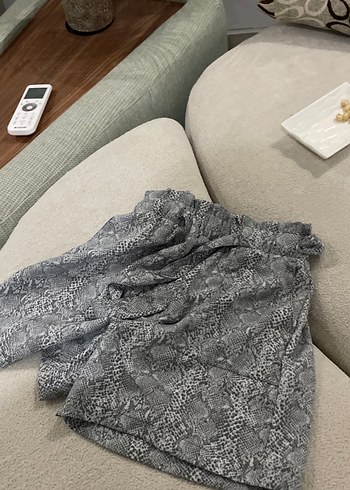 Gri Yılan Desenli Kemerli Kadın Mini Şort - Görsel 12