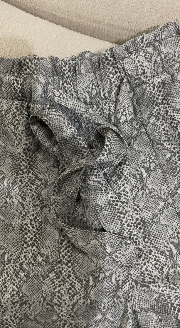 Gri Yılan Desenli Kemerli Kadın Mini Şort - Görsel 2