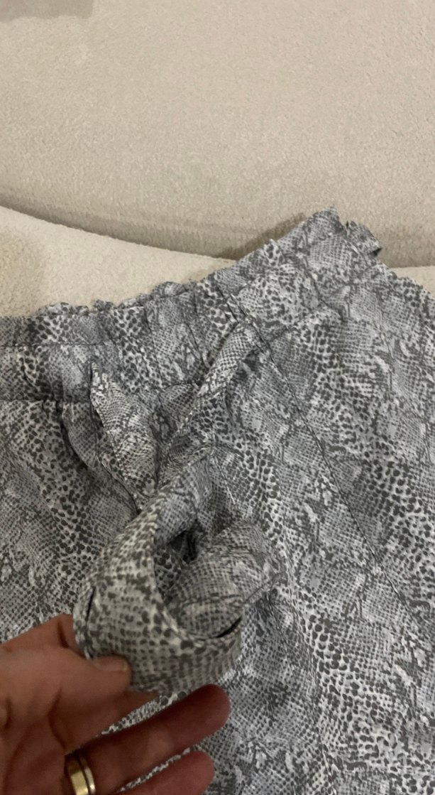 Gri Yılan Desenli Kemerli Kadın Mini Şort - Görsel 3